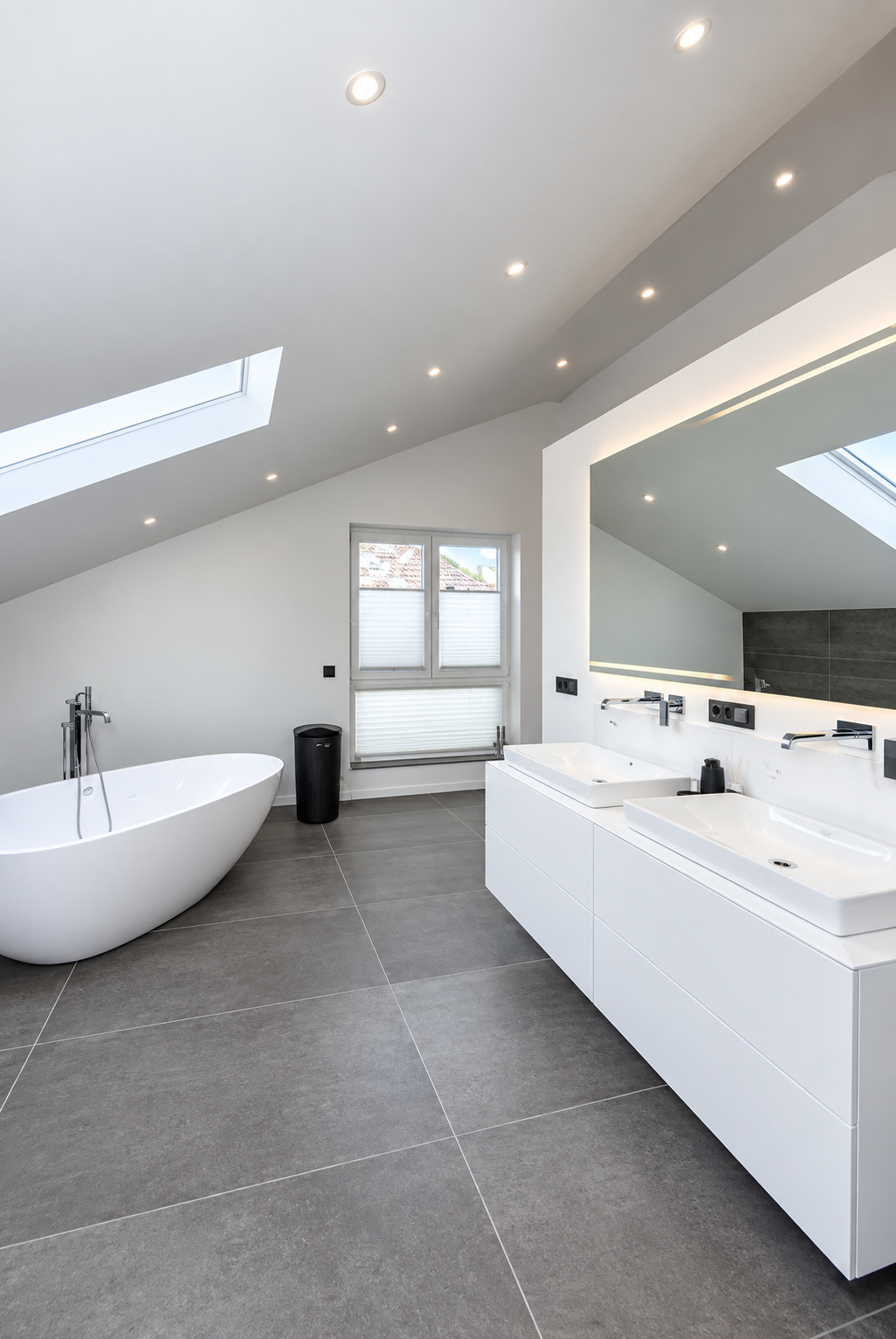 Salle de bains rénovée, villa individuelle au Mont-Pèlerin, avec baignoire îlot et double vasque